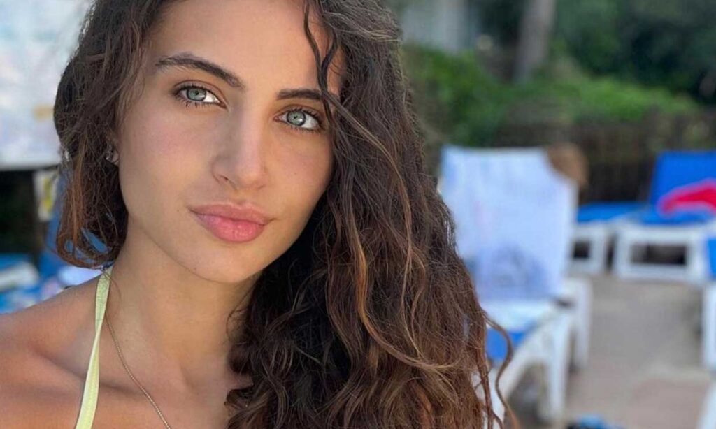 Melisa Raouf se convierte en la icónica primera Miss que compite sin maquillaje